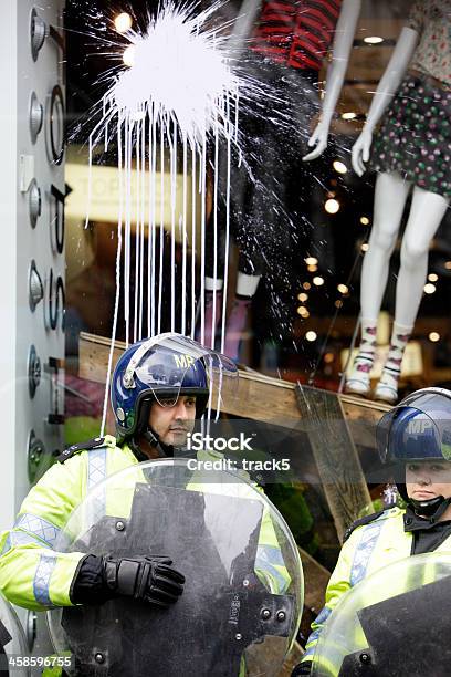 Londres Polícia Antimotim Vigiando Top Comprar Oxford Circus - Fotografias de stock e mais imagens de 30-39 Anos