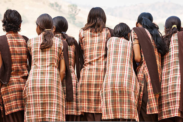 indian school bambini in uniformi - ponytail brown hair tourist women foto e immagini stock