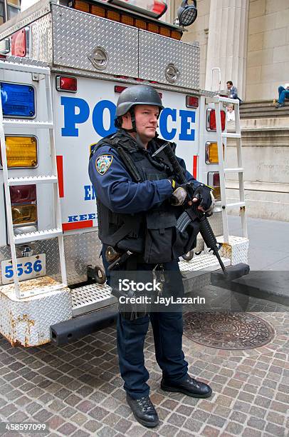 Nypd Ejecutivo Está Ver Por Wall Street Nueva York Estados Unidos Foto de stock y más banco de imágenes de A prueba de balas