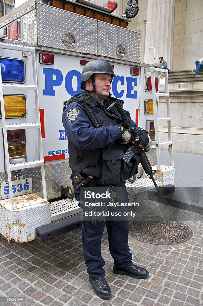 NYPD 責任者を見るには、ウォールストリート、ニューヨーク,米国 - 1人のロイヤリティフリーストックフォト