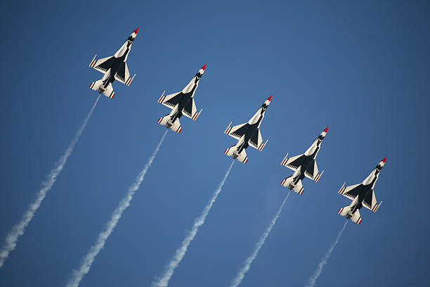 usaf thunderbirds a ラインを形成 - flying air vehicle performance airshow ストックフォトと画像