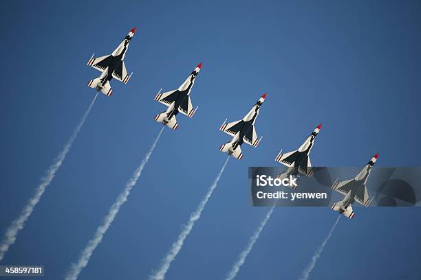 Foto de Usaf Thunderbirds Em Uma Linha Formação e mais fotos de stock de Arranjo - Arranjo, Avião, Avião de Combate
