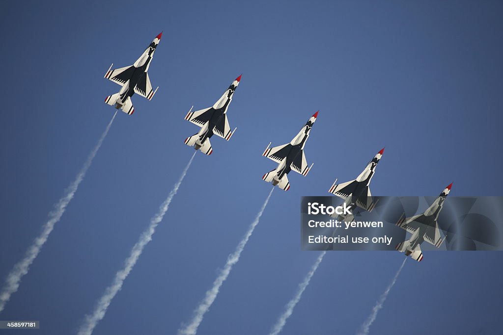 USAF Thunderbirds в линии образование - Стоковые фото F-16 Файтинг Фалкон роялти-фри