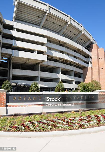 Stadion Bryant Denny I Podpisać Na Słoneczny Dzień - zdjęcia stockowe i więcej obrazów Stan Alabama - Stan Alabama, Uniwersytet, Bez ludzi