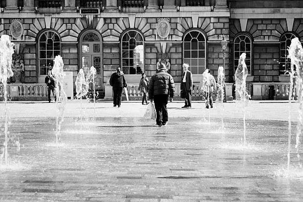 zu fuß durch den brunnen - somerset house london england fountain water stock-fotos und bilder