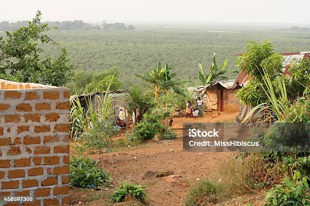 Foto de African Shacks Com Vista Para A Floresta Tropical e mais fotos de stock de Libéria - Libéria, Pessoas, Aldeia