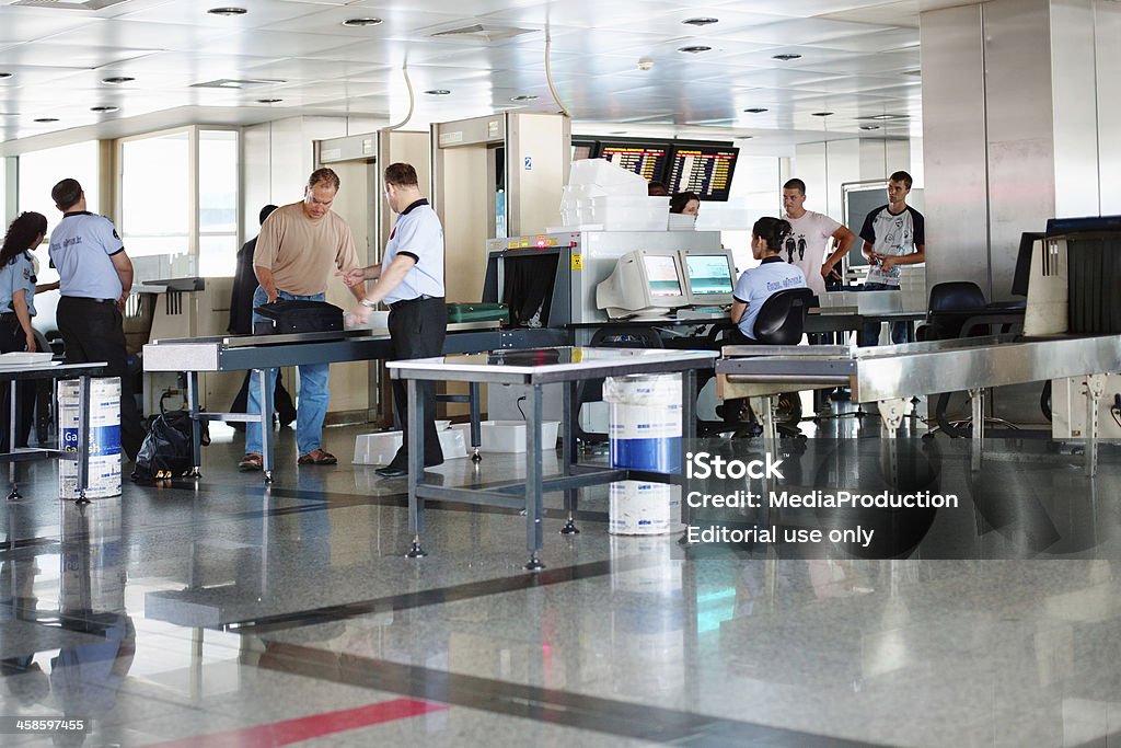 point de sécurité aéroport avec détecteurs de Xray en métal - Photo de Contrôle des bagages libre de droits