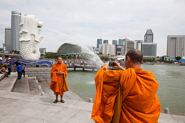 monges budistas qualidade em singapura. - editorial asia singapore tourist imagens e fotografias de stock