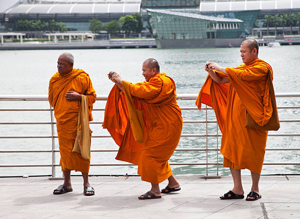 monges budistas qualidade em singapura. - editorial asia singapore tourist imagens e fotografias de stock