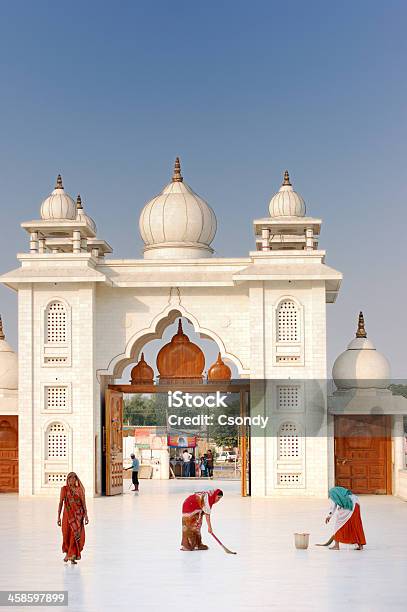 Mujeres Indias En Un Templo Foto de stock y más banco de imágenes de Adulto - Adulto, Asia, Conceptos