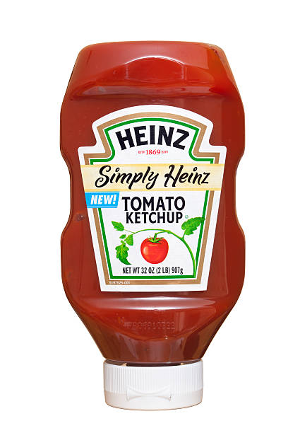 novo heinz catchup de tomate - ketchup brand name isolated on white isolated - fotografias e filmes do acervo