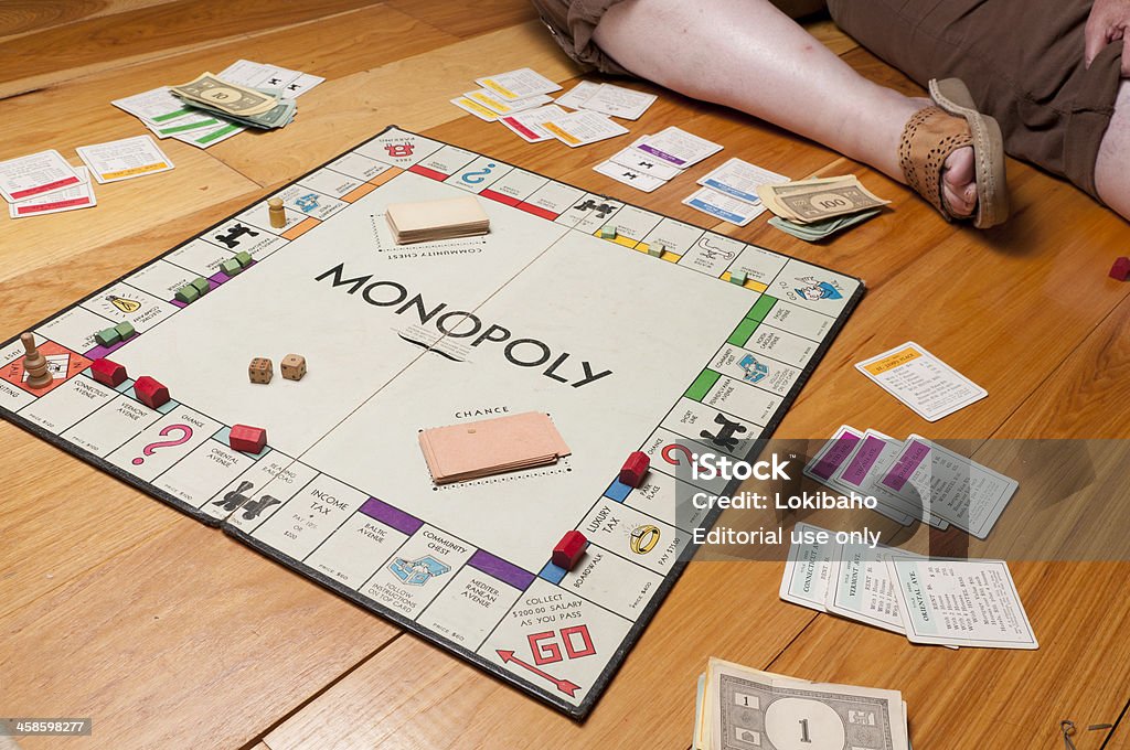 Classico Monopoli in diagonale sul pavimento - Foto stock royalty-free di Monopoli