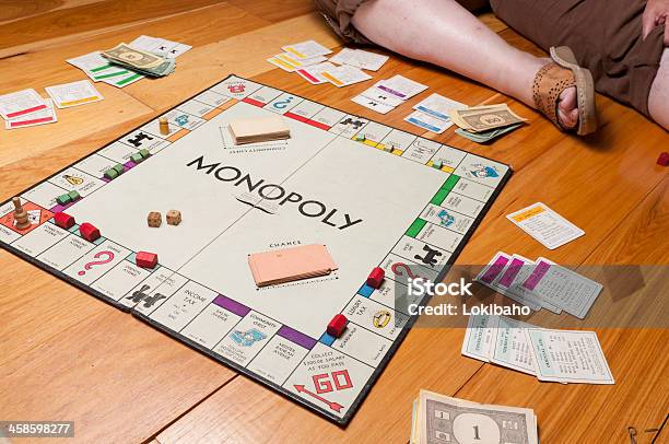 Classico Monopoli In Diagonale Sul Pavimento - Fotografie stock e altre immagini di Monopoli - Monopoli, Giocare, Gioco di società