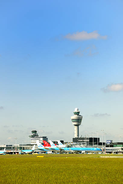 aviones en el aeropuerto schiphol de ámsterdam - editorial outdoors vertical amsterdam fotografías e imágenes de stock