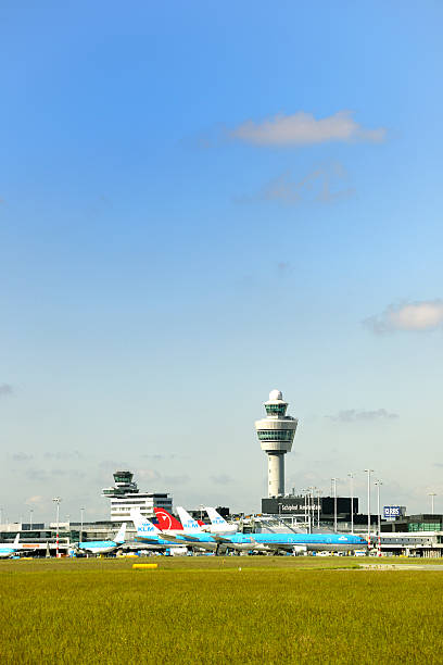 飛行機には、アムステルダムスキポール空港 - editorial outdoors vertical amsterdam ストックフォトと画像