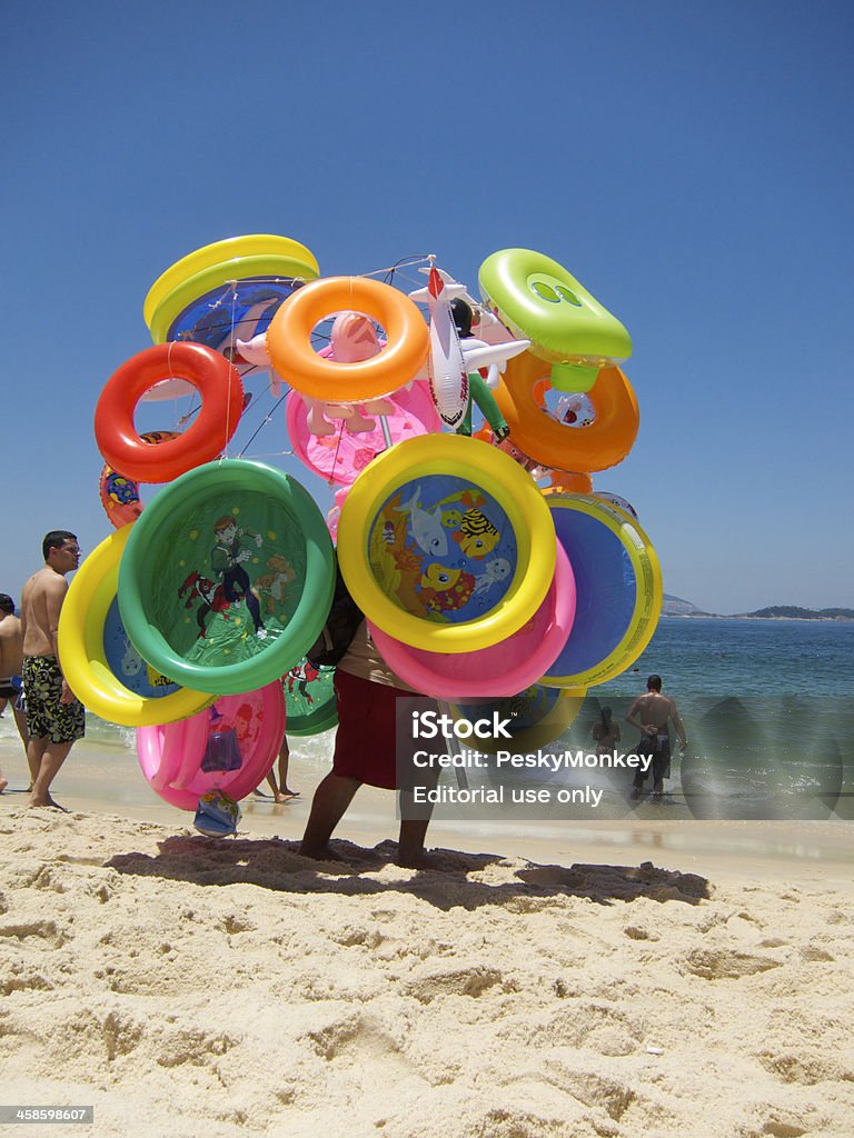 Fornitore cammina con i giocattoli colorati spiaggia di Rio de Janeiro - Foto stock royalty-free di Brasile