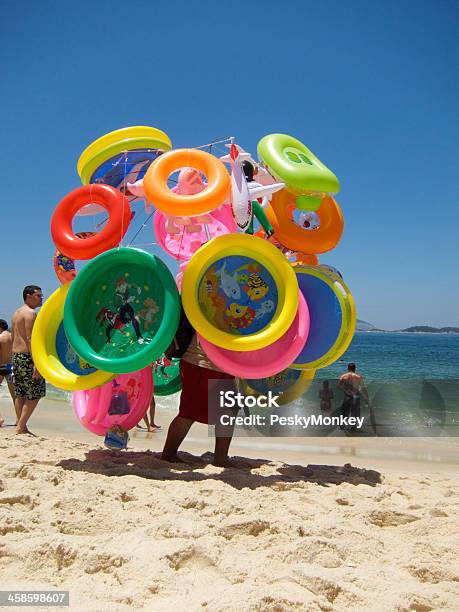 Fornitore Cammina Con I Giocattoli Colorati Spiaggia Di Rio De Janeiro - Fotografie stock e altre immagini di Brasile