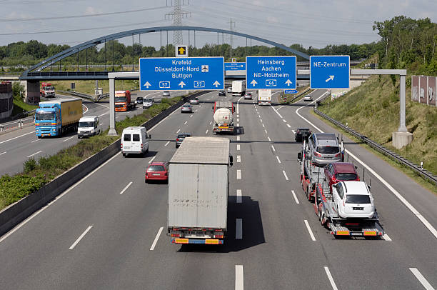 plusieurs voies de l'autoroute avec panneaux en hauteur. - neuss photos et images de collection