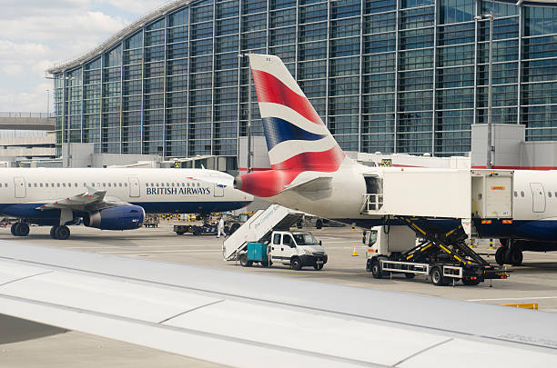 boeing 767 von british airways am flughafen heathrow - heathrow airport stock-fotos und bilder
