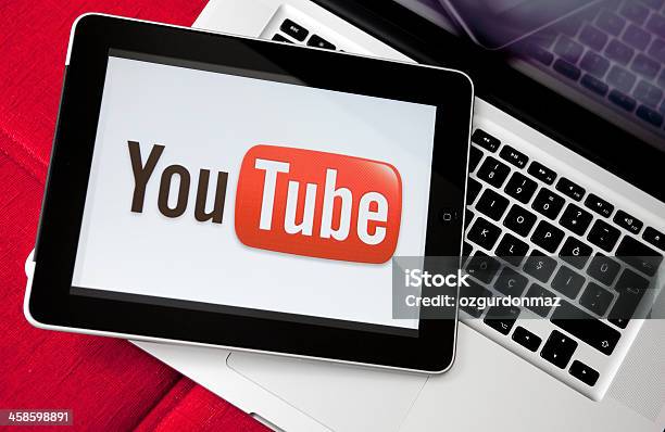 Youtube Logo No Ipad Ecrã - Fotografias de stock e mais imagens de YouTube - YouTube, Logótipo, Dois Objetos