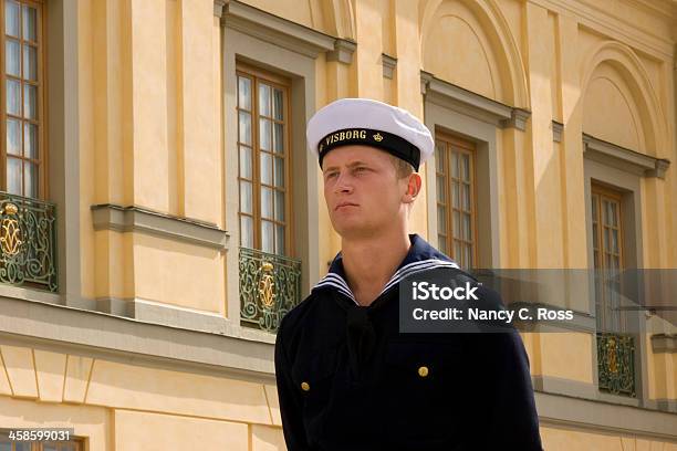 Foto de Royal Navy Guarda No Palácio Do Governo Sueco Estocolmo Suécia e mais fotos de stock de Adulto