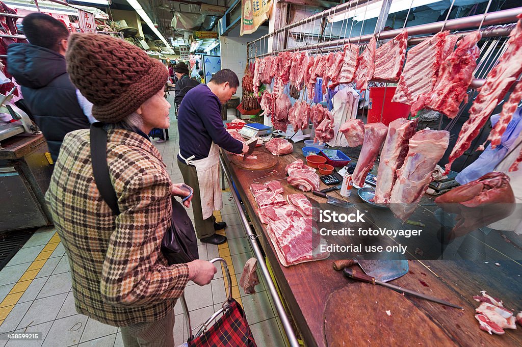 중국 butcher 자르기 고기류 고객 시장 노점 Hong Kong - 로열티 프리 갈비-음식 스톡 사진