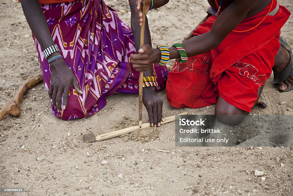 Samburu hombres hacer fuego con barras y cabras dung. - Foto de stock de Samburu libre de derechos