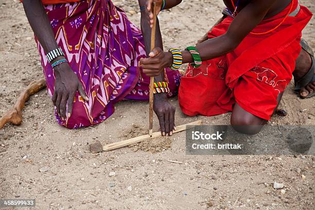 Samburu Hombres Hacer Fuego Con Barras Y Cabras Dung Foto de stock y más banco de imágenes de Samburu