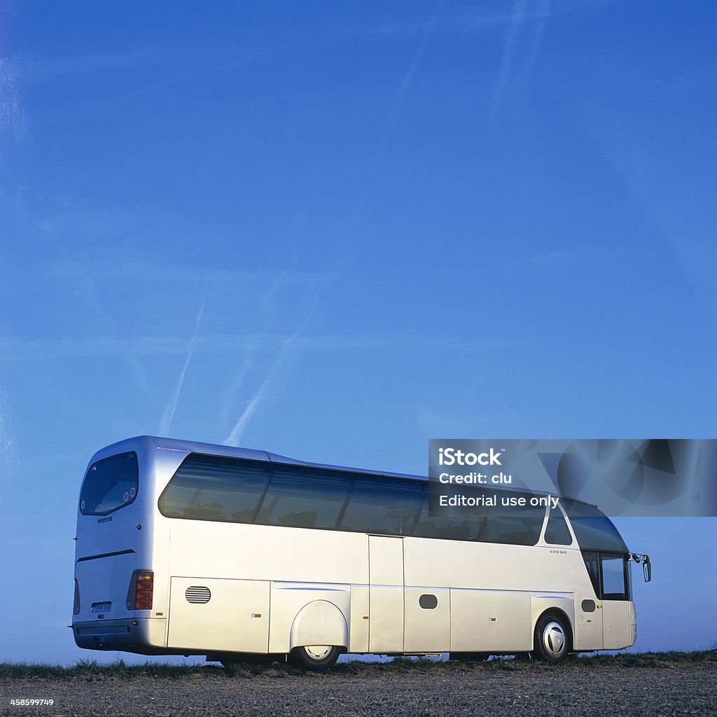 Busparkplatz vor blauem Himmel - Lizenzfrei Abenteuer Stock-Foto