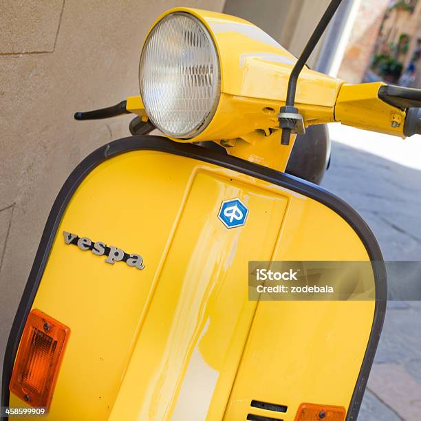 Amarelo Scooter Vespa - Fotografias de stock e mais imagens de Bicicleta Motorizada - Bicicleta Motorizada, Itália, Vespa - Nome de Marca de Lambreta