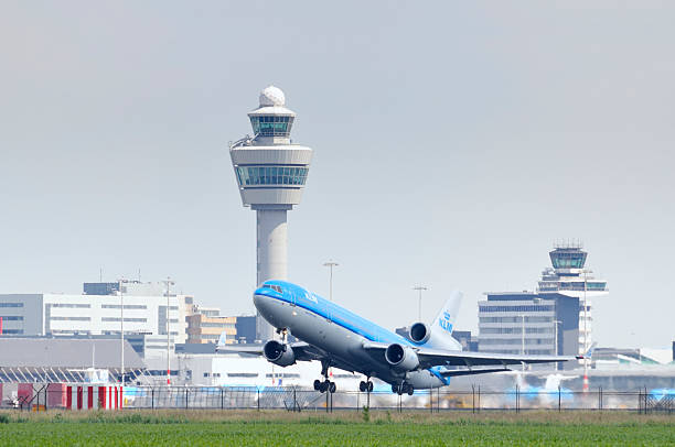 klm avión despegando - air traffic control tower fotografías e imágenes de stock