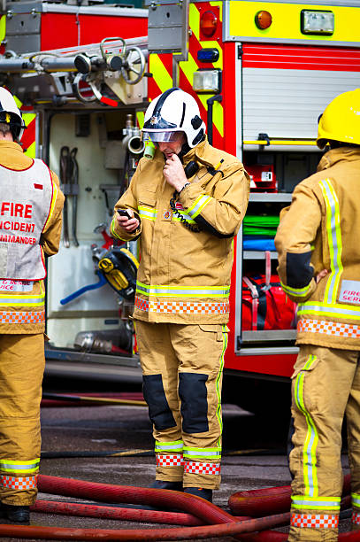 british bomberos comunicar en blaze escena - uk fire department fire engine team fotografías e imágenes de stock