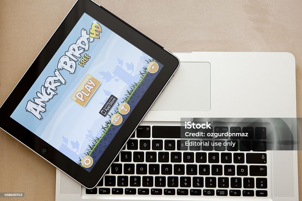 Angry Birds on Apple iPad - Foto de stock de MacBook libre de derechos