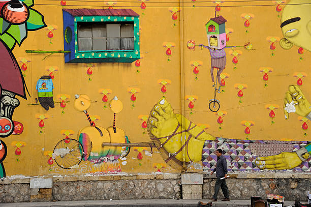 グラフィティアート壁面 peiraios street アテネ - graffiti men wall street art ストックフォトと画像