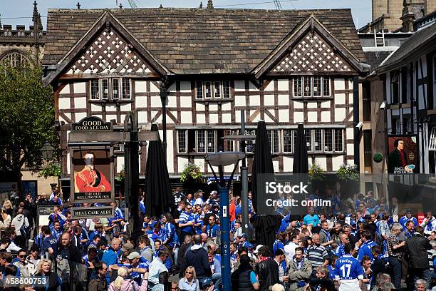 Footballfans Bei Einem Drink Stockfoto und mehr Bilder von Architektur - Architektur, Außenaufnahme von Gebäuden, Bauwerk