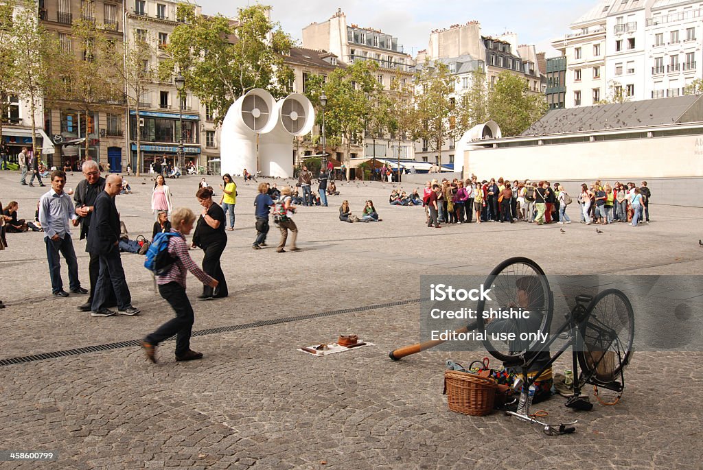 Ulica entertainer naprzeciwko Centrum Pompidou, Paris - Zbiór zdjęć royalty-free (Budynek użyteczności publicznej)