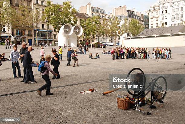 Ulica Entertainer Naprzeciwko Centrum Pompidou Paris - zdjęcia stockowe i więcej obrazów Budynek użyteczności publicznej