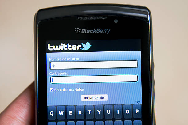 blackberry torch tippen social media - blackberry mobile phone smart phone human hand stock-fotos und bilder