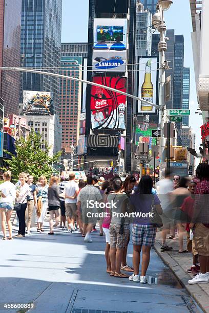 Foto de Coca Cola Publicidade e mais fotos de stock de Adulto - Adulto, Cidade, Comércio - Consumismo