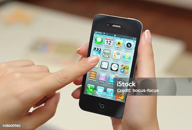 O Iphone 4 - Fotografias de stock e mais imagens de Aconchegante - Aconchegante, Adulto, Aplicação móvel