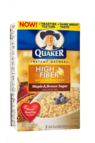 caja de quaker marca con alto contenido de fibras instantáneo de avena - oatmeal oat box container fotografías e imágenes de stock
