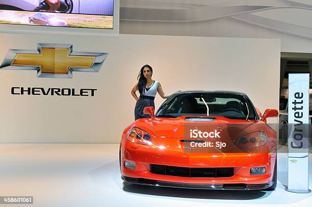 Chevrolet Corvette Samochód Sportowy Z Modelem Obok - zdjęcia stockowe i więcej obrazów Chevrolet Corvette