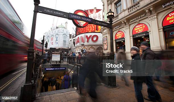 Piccadilly Circus Londyn - zdjęcia stockowe i więcej obrazów Anglia - Anglia, Autobus dwupoziomowy, Bilbord elektroniczny