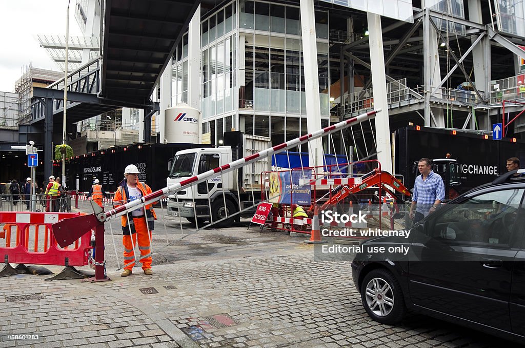 Workman raising ein security barrier - Lizenzfrei Arbeiten Stock-Foto