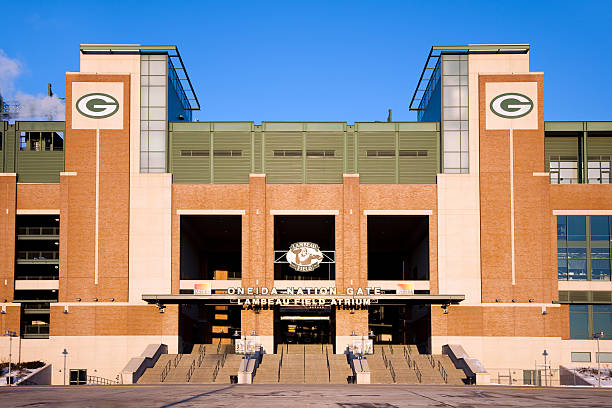 footballstadion lambeau field, heimatstadion der green bay packers - green bay packers stock-fotos und bilder