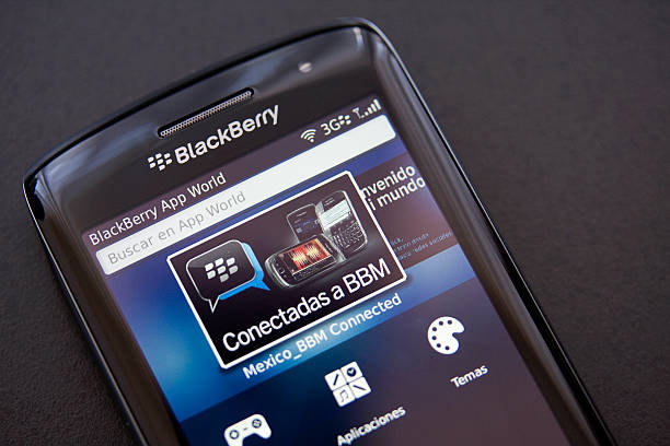 in der blackberry app world 9860 torch - blackberry mobile phone smart phone human hand stock-fotos und bilder