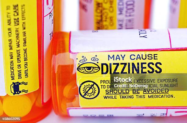 Prescrição De Comprimidos E Frascos Com Etiquetas De Aviso De Informação - Fotografias de stock e mais imagens de Efeito secundário de medicamento