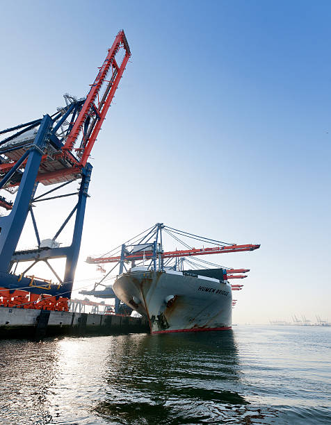 грузовой контейнеровоз загрузка в гавань - harbor editorial industrial ship container ship стоковые фото и изображения