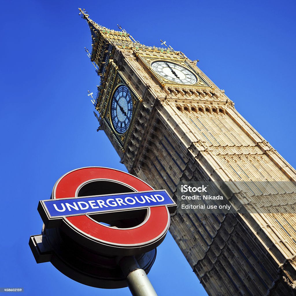 Znak metra w Londynie i Big Ben - Zbiór zdjęć royalty-free (Anglia)