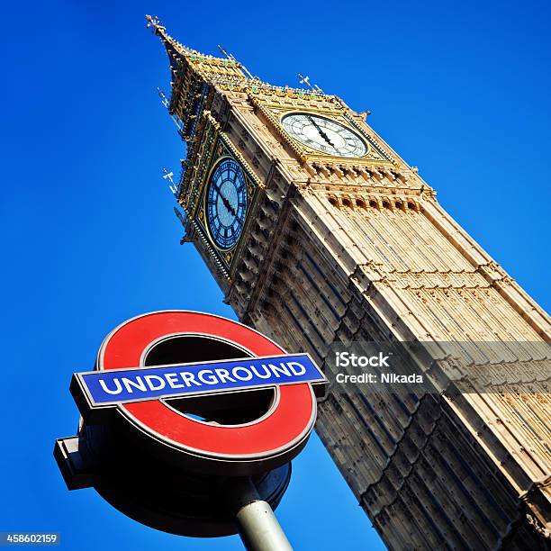 Znak Metra W Londynie I Big Ben - zdjęcia stockowe i więcej obrazów Anglia - Anglia, Architektura, Bez ludzi